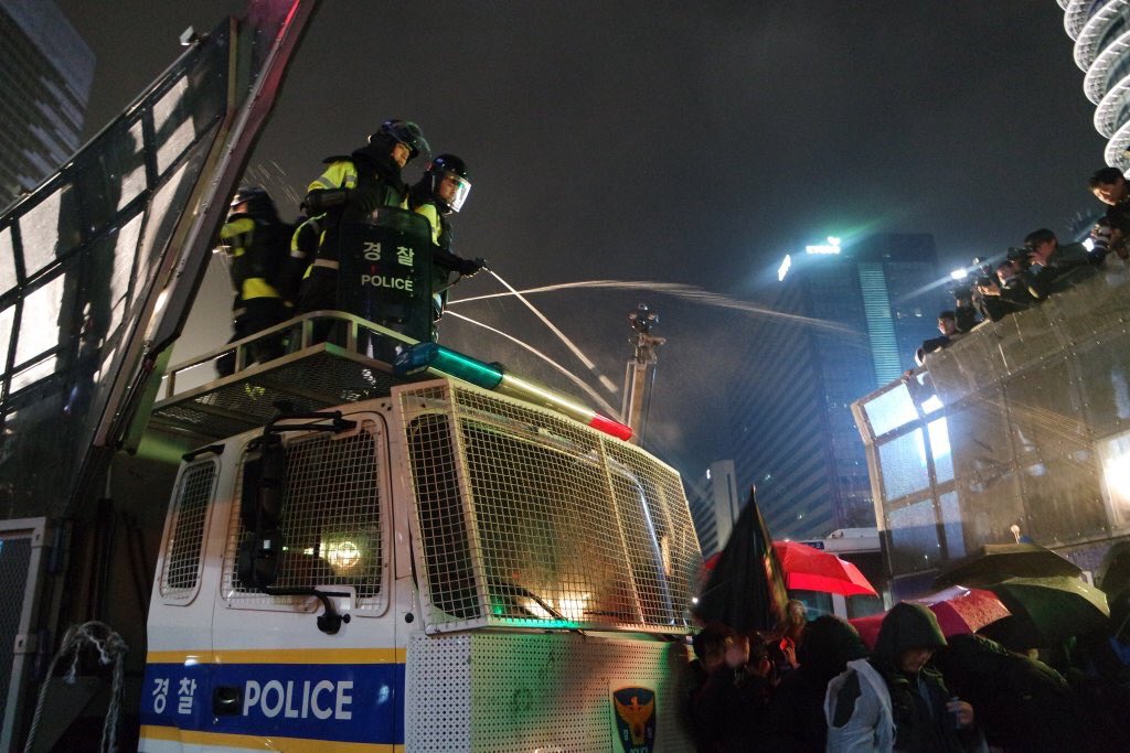 macaron_mil's tweet image. @macaron_mil The South Korean government has seeded the capsaicin and water bombs towards the civilians to demo