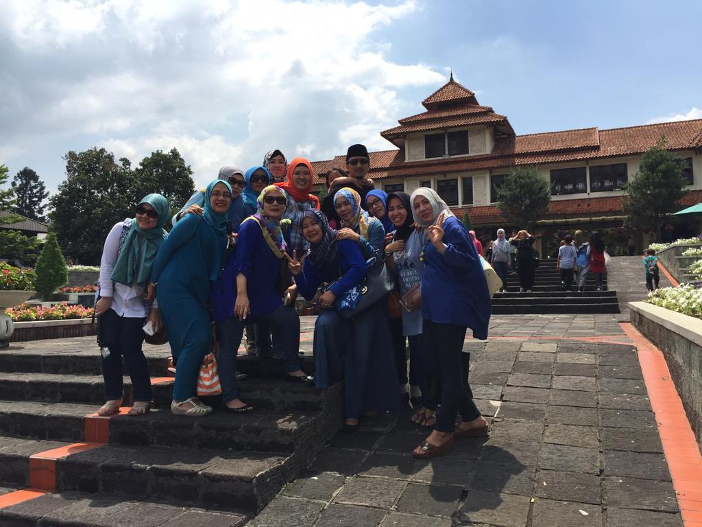 iut_728's tweet photo. Makasih pak ustad @Yusuf_Mansur .. lagi family time diajakin foto sm ibu2.. hihi https://t.co/iYTaXDnMhk