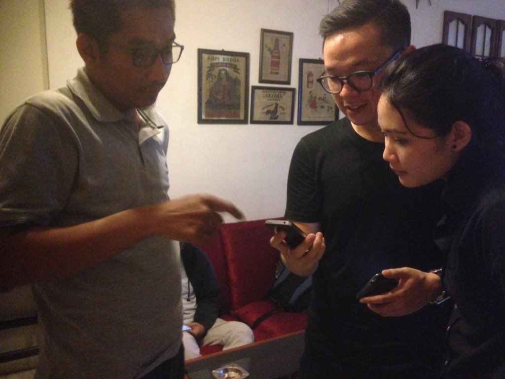 EnglishcodeID's tweet photo. This is a situation when one of the participants was encouraged to show his photo and describe it #DARE2SPEAK https://t.co/Ic2QnMSf4C