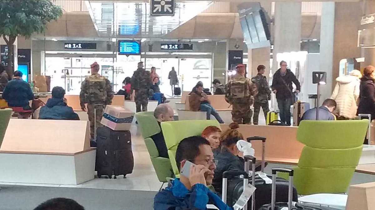 I para' allo scalo Charles de Gaulle. Parigi oggi ha bisogno di sicurezza