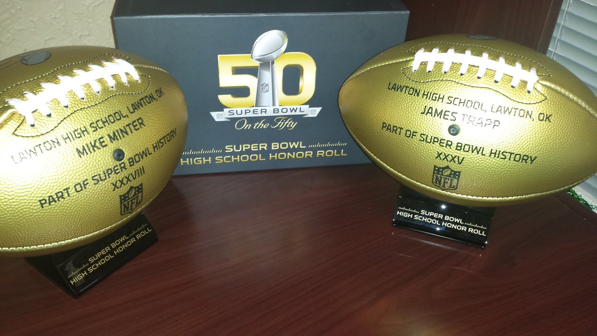 @LHSWolverines adds 2 more #nflgoldballs in honor of @mike_minter & @MinisterTrapp! 🏈#TeamLawton #LawtonPS #NFL50th