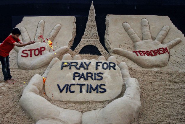 In pictures: people all over the world stand with #Paris: lptravel.to/bwxPem, via @lptravelnews #lpnews
