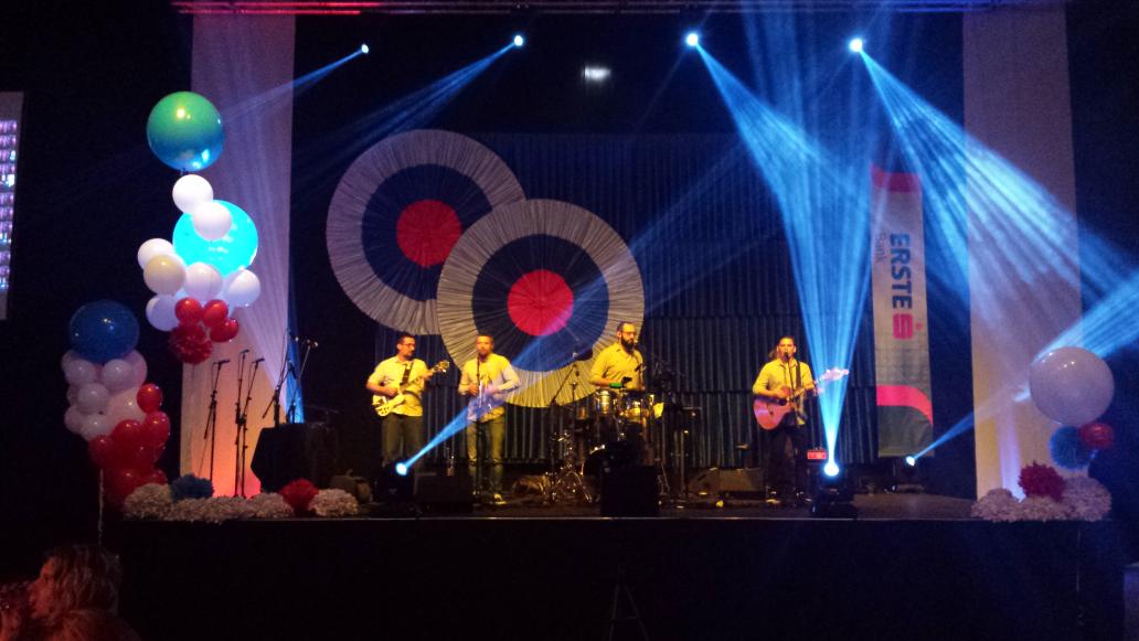 Sonja_Konakov's tweet photo. Dobra muzika mami na djusku ;-) #ritejlrulz @ErsteBankSrbija https://t.co/i9L8HQBdc7