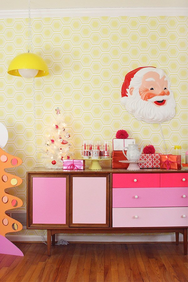 Mollie_Magazine's tweet photo. At Danielle’s Christmas a kitsch family affair. What's your fave colour combo for Christmas? https://t.co/WiSi7rsXal https://t.co/rlcKpjMRgn