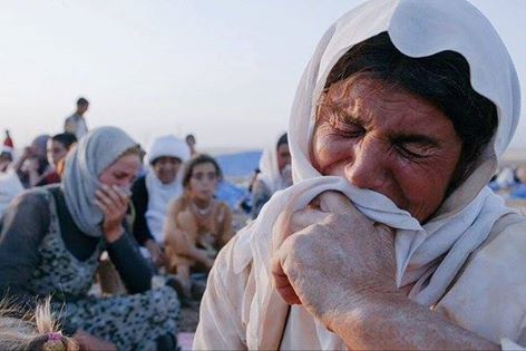 ekspreshabercom's tweet photo. Ezidi analar, IŞİD'in kaçırdığı kız çocuklarını arıyorlardı. Hepsi bulunalı birkaç saat oldu. Yer: Toplu mezar. https://t.co/dhxR7ZK5B0