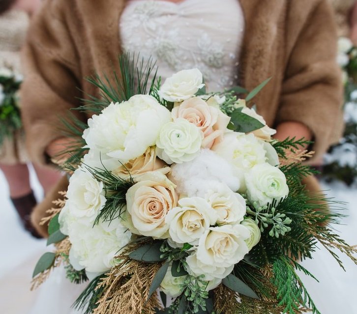 theknot's tweet image. We &amp;lt;3 this winter bouquet from a wedding in PA: 
knot.ly/6015BuWZP