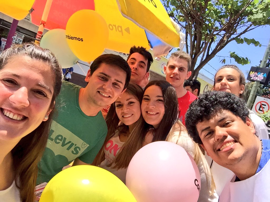 JovenesPRO3F's tweet photo. Último sábado de campaña a full en Coronado por #MacriPresidente! #VamosJuntos Seguimos trabajando por el cambio! https://t.co/rMKl5ZXoy8