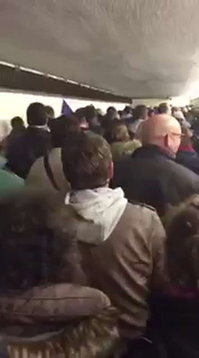 TerraDeportes's tweet photo. VÍDEO | Estremecedor: entonaron La Marsellesa al ser evacuados https://t.co/qzAxllrEYK #TodosSomosParis https://t.co/muUMph8FGA