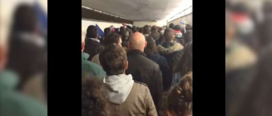 diarioas's tweet photo. ▶ | A la salida del estadio, los aficionados franceses entonaron La Marsellesa más triste https://t.co/fg5aqdxZCn https://t.co/0skqnDwzkl