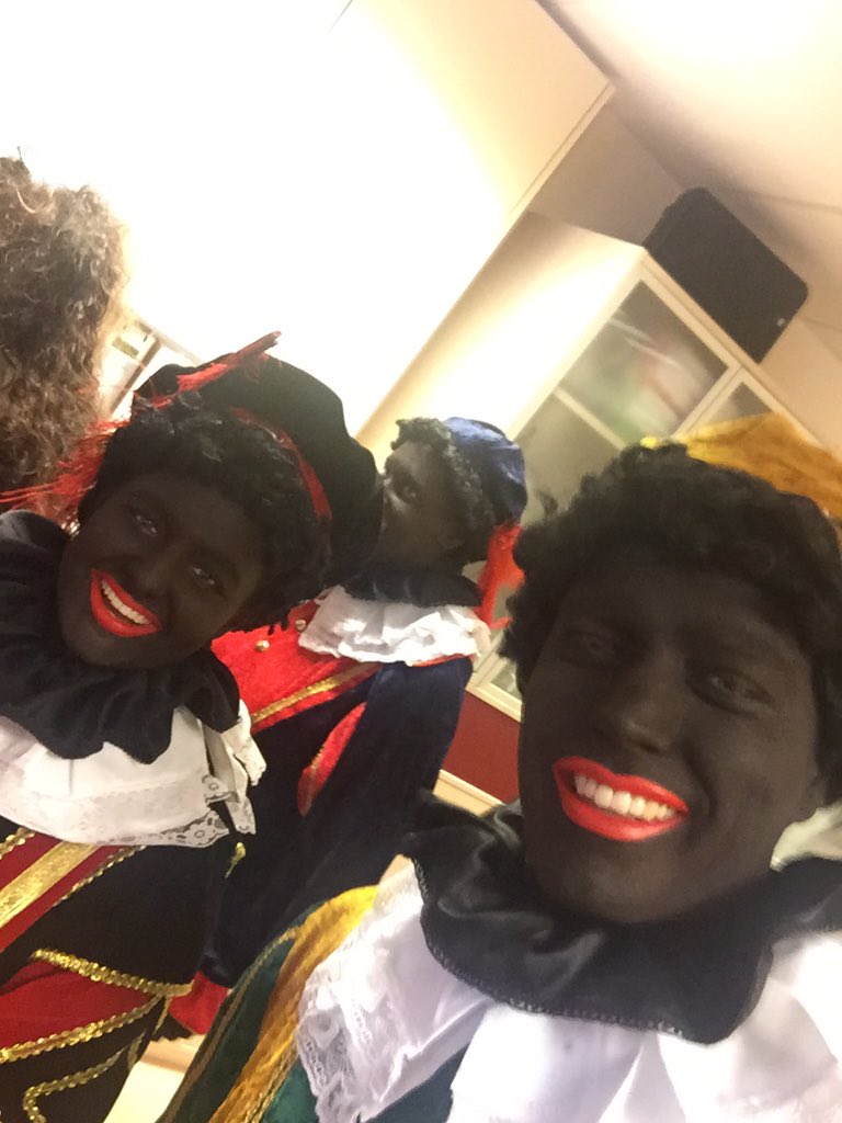 LinsIDnl's tweet photo. Piet wil je een foto van ons maken?!?! Maakt ie een #selfie #sinterklaasintocht #ugchelen #wieisdiepiet @polhurk https://t.co/ABq1LnXvnR