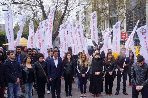 Atanamayan memur adayları KPSS sonuç belgelerini yırttı
hbr.tk/SysS2E