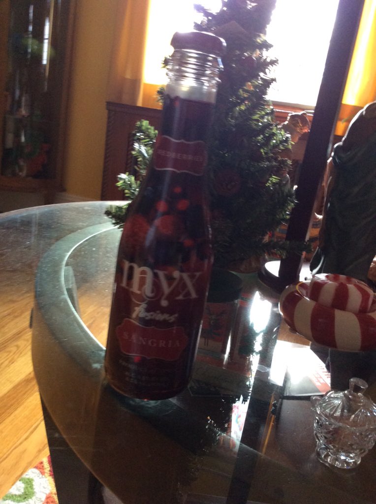 _joshrey's tweet photo. Trying this for the first time @MyxMoscato #myxmoscato #myxsangria 😍♥️💖💜 https://t.co/fCssR9yA73