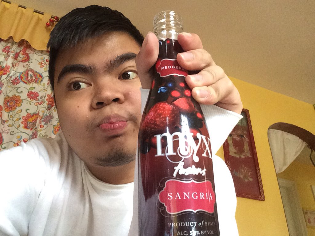 _joshrey's tweet photo. Trying this for the first time @MyxMoscato #myxmoscato #myxsangria 😍♥️💖💜 https://t.co/fCssR9yA73