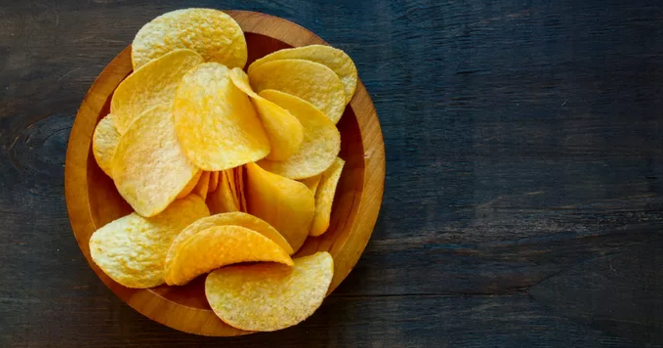 voxdotcom's tweet photo. Why chips taste better when you can hear the sound of their crunch https://t.co/JAzbn3Bic3 https://t.co/NBWCGOofiC