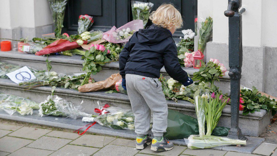 NTN24ve's tweet photo. Ciudadanos de Francia y el mundo rinden homenaje a las víctimas del atentado terrorista https://t.co/d8P9TkyPRU https://t.co/rxc7OfAn1A