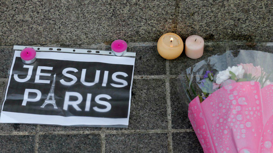NTN24ve's tweet photo. Ciudadanos de Francia y el mundo rinden homenaje a las víctimas del atentado terrorista https://t.co/d8P9TkyPRU https://t.co/rxc7OfAn1A
