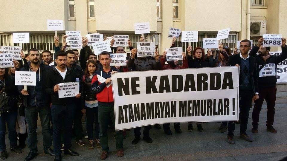 turkramco's tweet photo. Mağdur #MemurAdaylarıSaat14deDPBÖnünde Basın Açıklaması yaptı @csgbfarukcelik @Kumbuzmali https://t.co/1EFUOfrO7t https://t.co/n89BpMZuCv