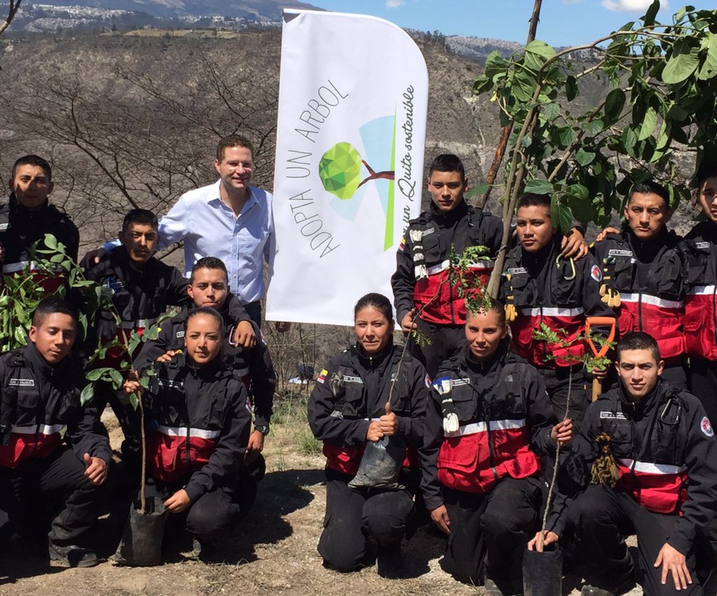 MauricioRodasEC's tweet photo. En compañía de @BomberosQuito, estudiantes, brigadas municipales y vecinos iniciamos la campaña #AdoptaUnÁrbol https://t.co/Z47G0bdbHi