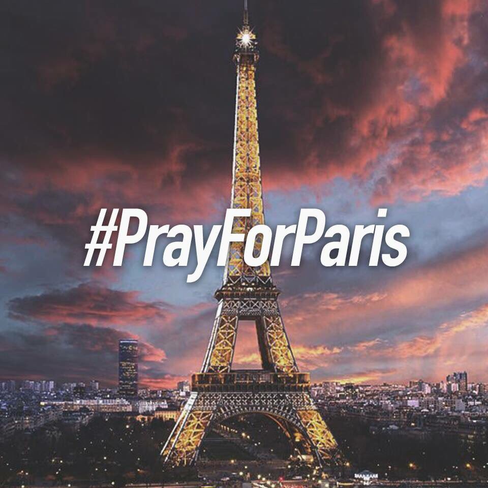 #PrayForParis 🇫🇷