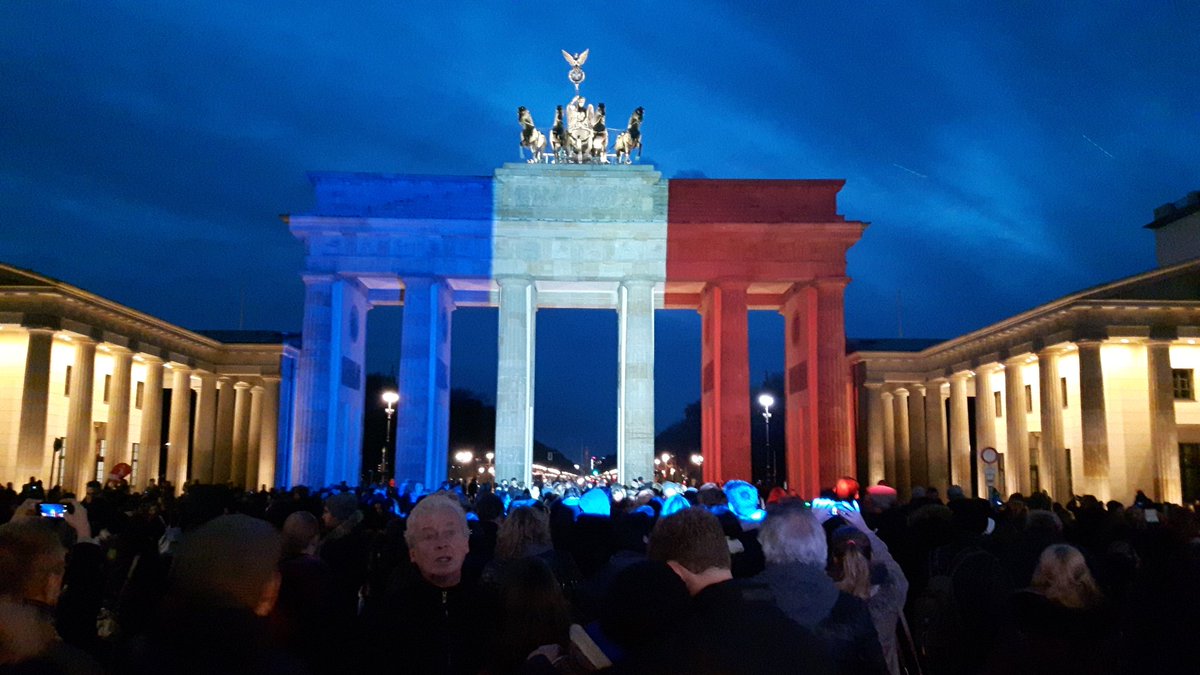 Jetzt strahlt das Brandenburger Tor in  blau weiß rot.