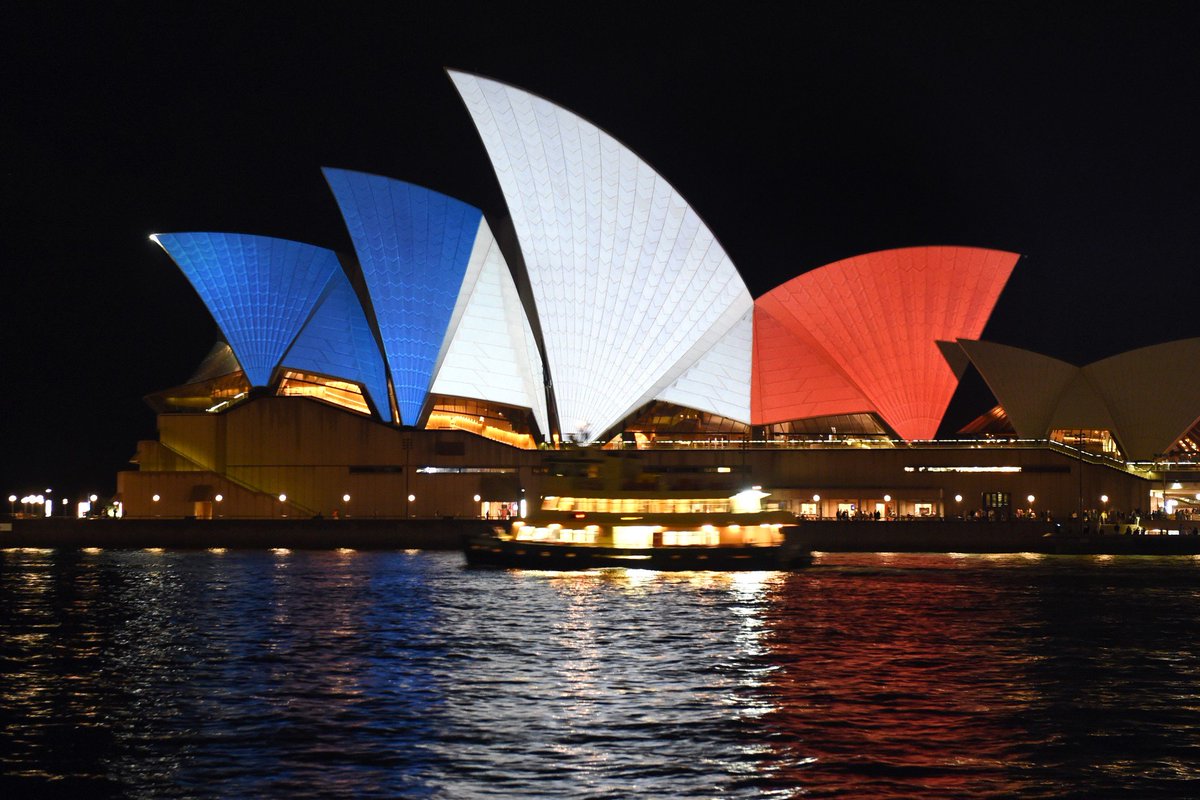 RTLFrance's tweet photo. EN IMAGES - Des monuments du monde entier redécorés au couleurs de la France > https://t.co/5A2cjFLbh0 https://t.co/5dm8LIJsAy