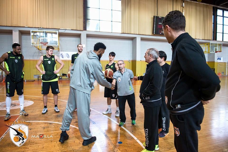 BreakInSport's tweet photo. Tony Dobbyns è a Reggio Calabria.#ViolaRC Domani a Trapani da valutare le condizioni di Spinelli https://t.co/N5PhYlm020