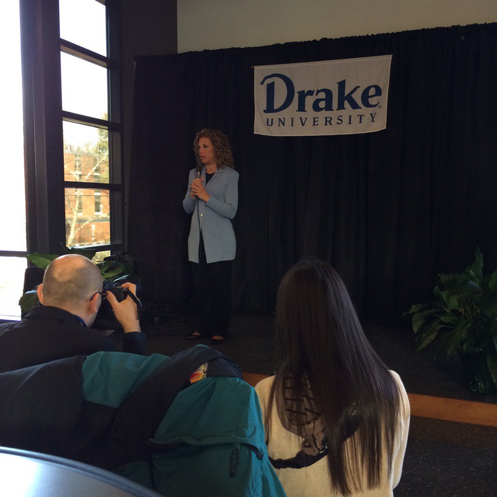 OliviaOHea's tweet photo. DWS starts off with a reflection on last night's terrorist attacks in Paris #drakedebate #DemDebate https://t.co/LTFdT3Ag0p