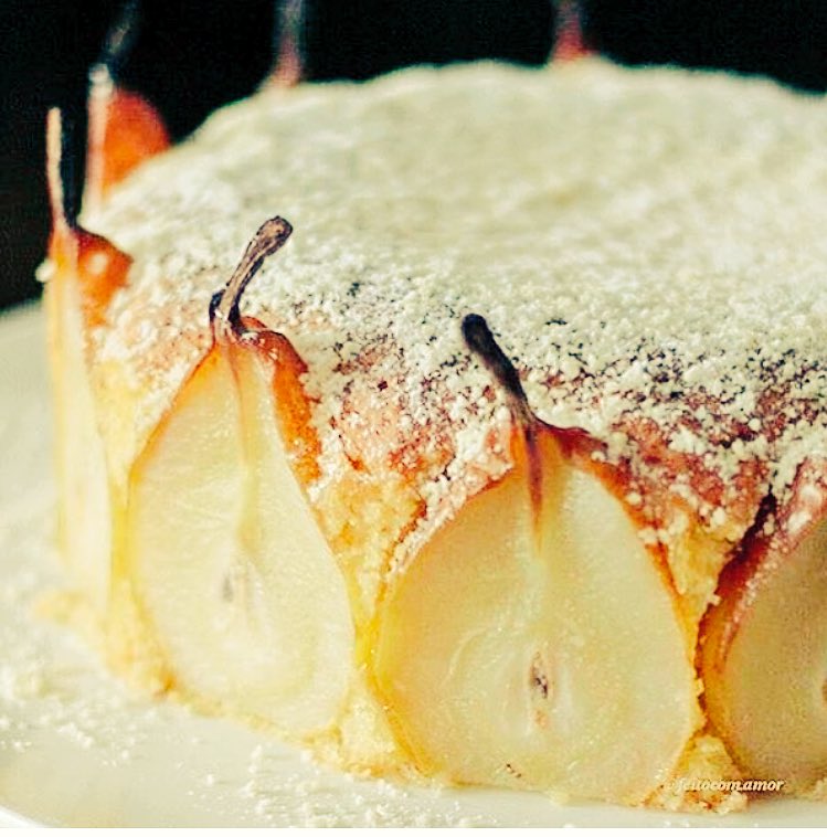 CakeAddicters's tweet image. Caramel Apple cake topped with icing sugar. 
bit.ly/1GUvIYk