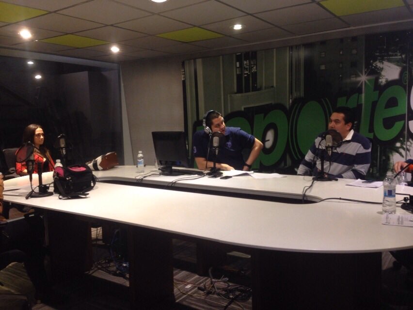 hijodevecino's tweet photo. @gabrielazasm en cabina de @clinicasANL en el 98.5 de Fm, para hablar del éxito de @EstasAhiMX https://t.co/mcHNCFQuyI