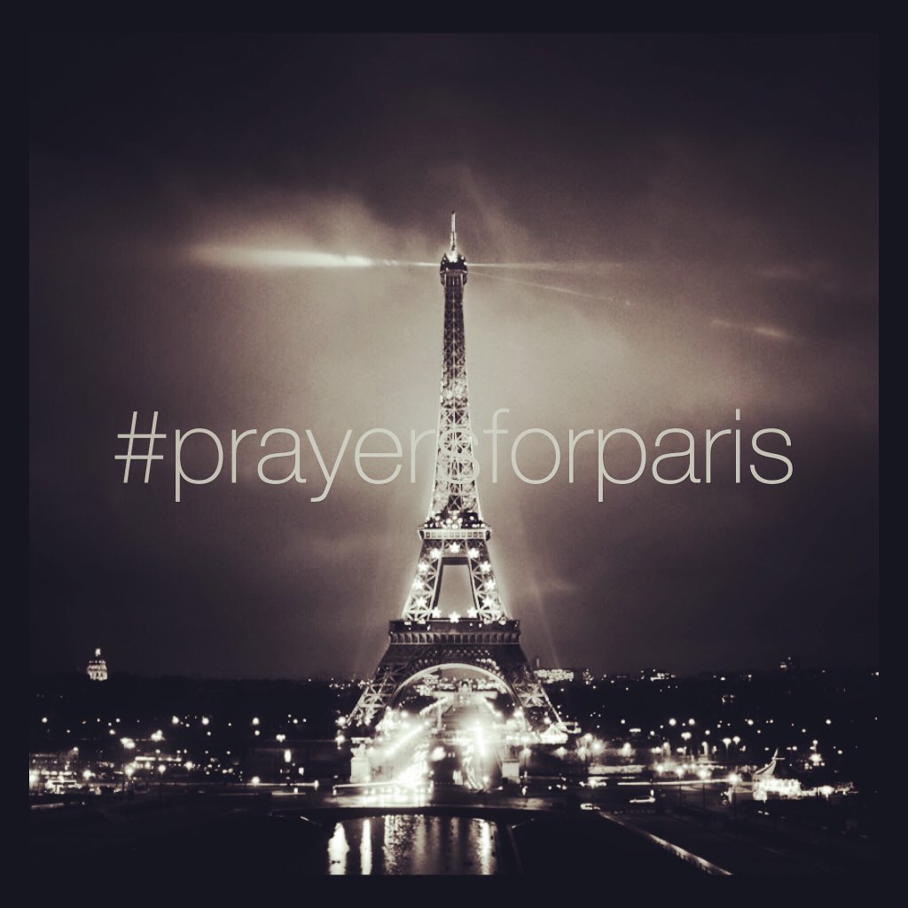 Davinci131's tweet photo. #PrayersForParis  #ThoughtsAndPrayers #families #friends #rip 
What is this world coming too..
🙏🏼❤️🇫🇷 https://t.co/tNgEEjMZVY