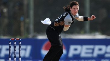 osa10001's tweet photo. 5th ODI
#SLWMN 99(47.5ov)
Weerakkodi 27(55)
#NZWMN 102/2(17.3ov)
Mcglashan 39(34)
#NZWMN won by 8 wickets
(13/11/15) https://t.co/gkpUkEbBg0