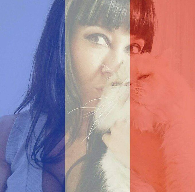 2 pic. #ParisAttacks #TodosSomosParis #PrayersForParis https://t.co/HOG2J9t5lM