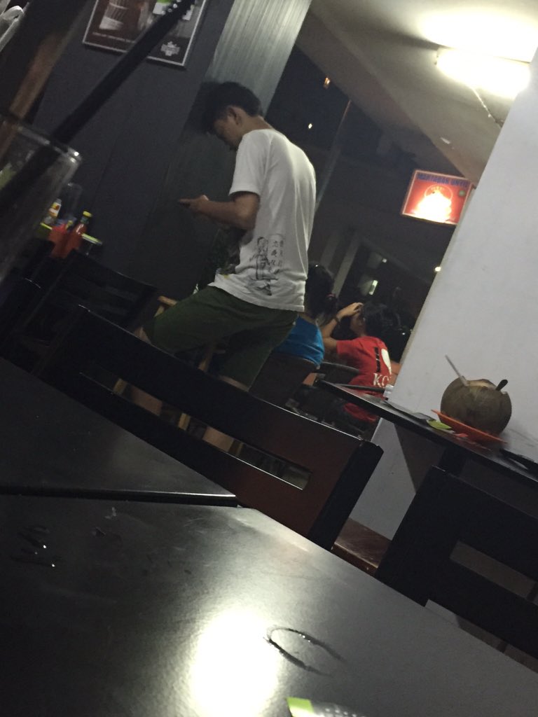 farizalfrzi's tweet photo. Hot banget ini cowo lah 😍celana ngetat pantanya ngetat banget https://t.co/Qlc5DVJFKK