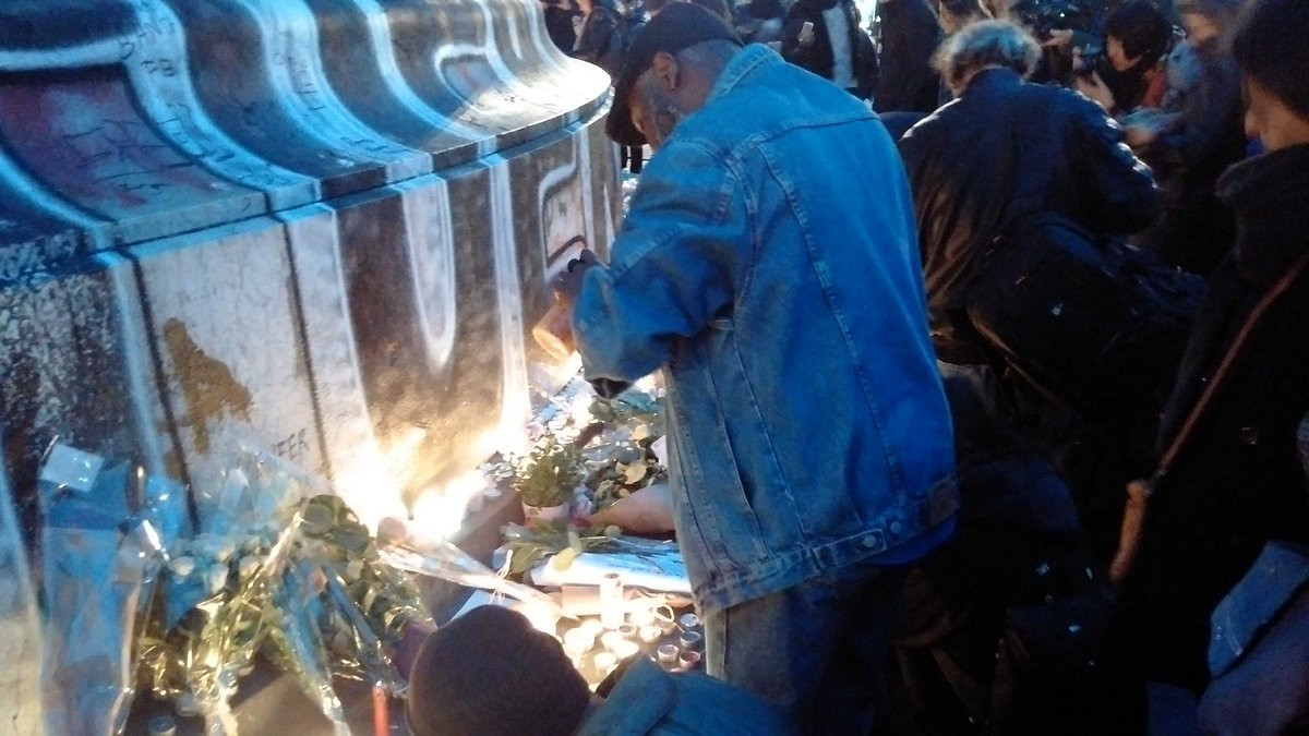 Place de la Republique, Parigi. Una folla silenziosa nella piazza al centro dei raid terroristici.