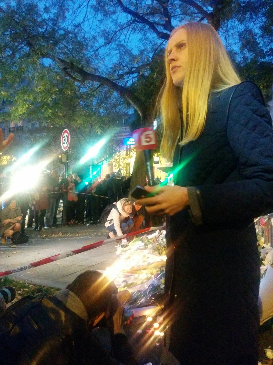 diana_becerril's tweet photo. #ParisAttacks #TodosSomosParis #FusilladeParis reporteros de todo el mundo se han rendido cita esta noche https://t.co/wEtDsaegnR