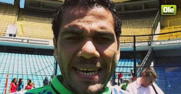 DiarioOle's tweet photo. Brasil aprovechó el día para visitar La Boca y Dani Alves se impresionó con el estadio ▶ https://t.co/GI7MjdofOw https://t.co/ooFg0e3B9L