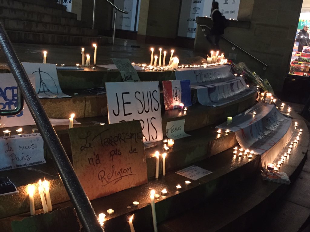 Varunvash1's tweet photo. People in Glasgow paying their respect to the victims of #ParisAttack @GlasgowCC #Prayers4Paris https://t.co/nGl1SG0ehV
