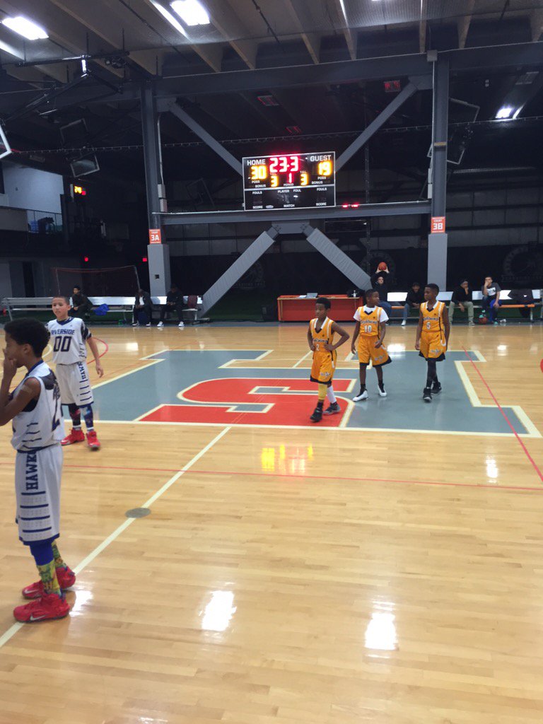 LiveCityBball's tweet photo. Closing seconds of 6th Grade action @RiversideHawks getting ready to take down @nylightningball https://t.co/nMU6jznqSF