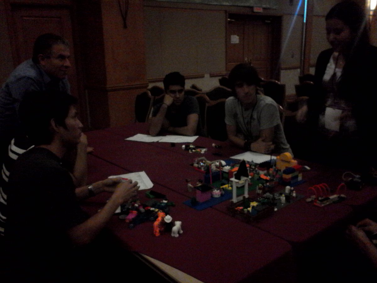 ChairezDani's tweet photo. Ayer en el taller de hector alfaro #innovadorastaloshuesos #FIIES2015 https://t.co/FeS59nwQ4P