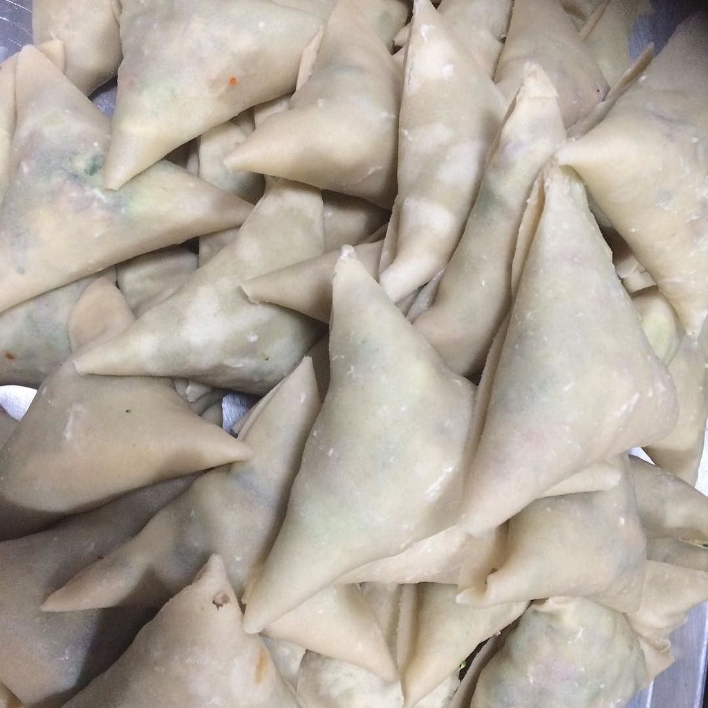 KalandMooy's tweet photo. Make it veggie Sombuusa day visit kal and mooy 238 queen St west#today#streetfood #toronto https://t.co/d07UZXHA3M https://t.co/fbO8IiNncI