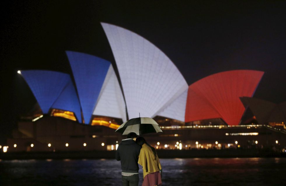 el_pais's tweet photo. FOTOGALERÍA https://t.co/SZoxTkSBUQ #París alumbra el mundo #TodosSomosParis https://t.co/NgPlzQ6kGy