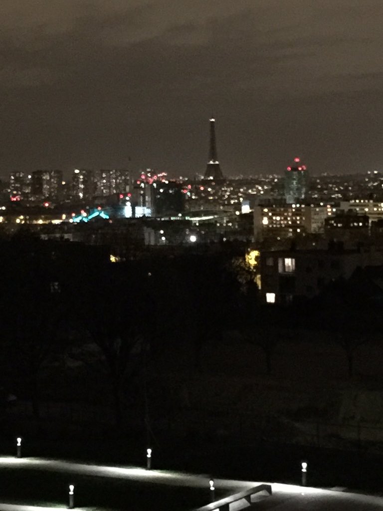 CharlesMirman's tweet photo. #ParisAttacks le deuil de Paris vu du #FortDissy @Issylesmoul https://t.co/s8yLzARfQ8
