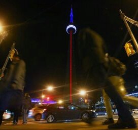 La #CNtower di #Toronto, in #Canada, illuminata per solidarietà a #Parigi