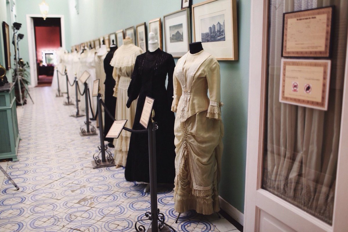 No os podéis perder este año la exposición de #trajesantiguos de distintas épocas (finales XIX-finales XX) en L&amp;V.