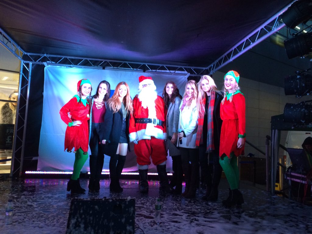 AmelixGroup's tweet photo. The rain didn't dampen us as we switched on the Grotto lights at @BouveriePlace with @Decibellas_UK and Santa https://t.co/4gtZItK2Cc