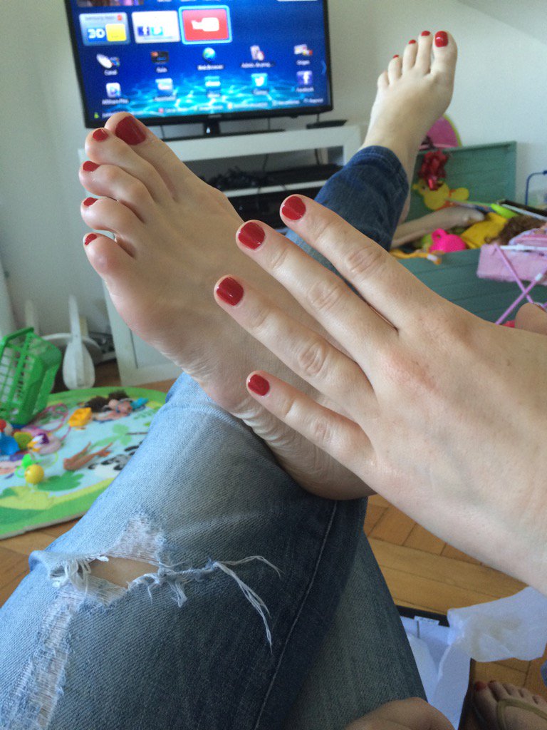 Veropiniero's tweet image. Y ellas, sin saberlo, eligen el mismo color @Eugepinie #sisterscode #nails