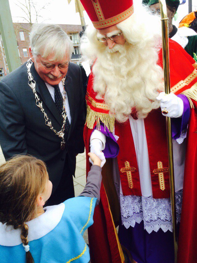 CvanderKnaap's tweet photo. Toch nog even een moment van ontspanning op deze bewogen dag. De ontvangst van Sint in #Ede. Met kleindochter Elise. https://t.co/MVuLM2u78J