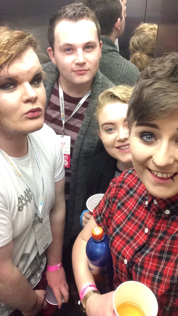 ashQzack's tweet photo. Everyone loves a good lift selfie #PinkTraining15 #kinlay https://t.co/RYXCltfpIi