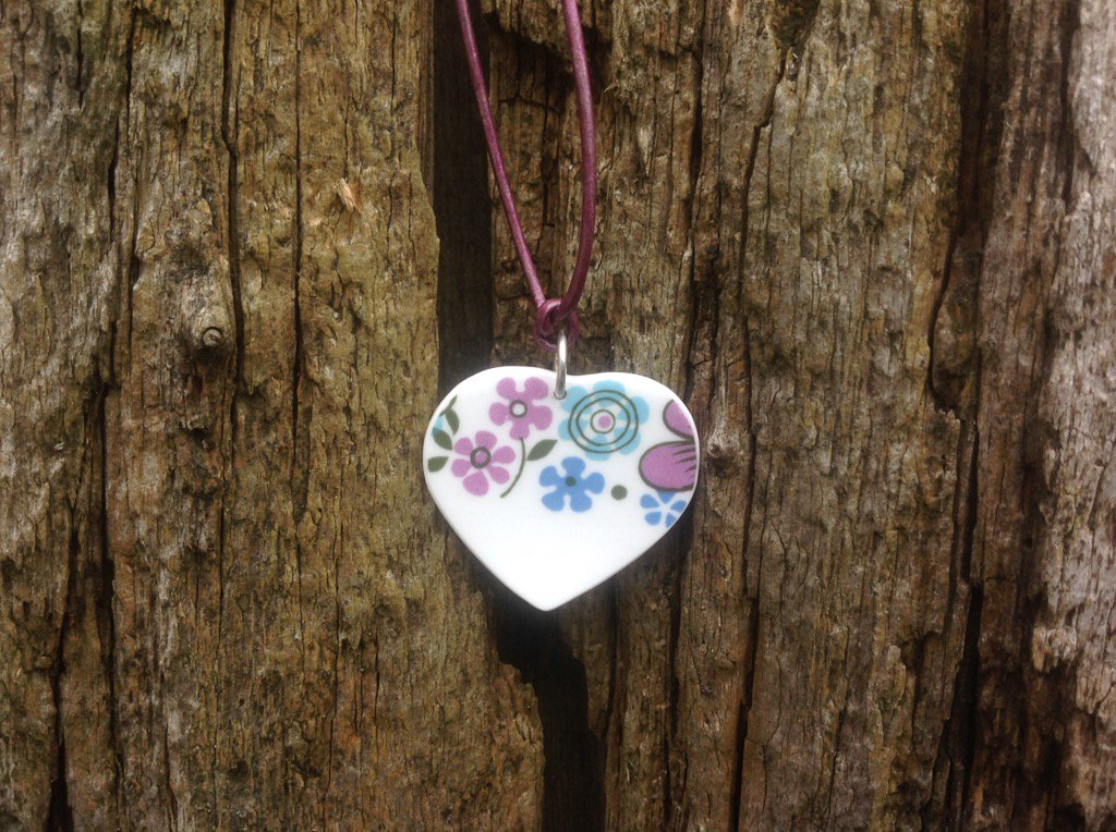 PrettyFragments's tweet photo. my jewellery is made from rescued vintage china, is eco friendly &amp; handmade
each piece is different #upcycled https://t.co/P6m0mqDOxD