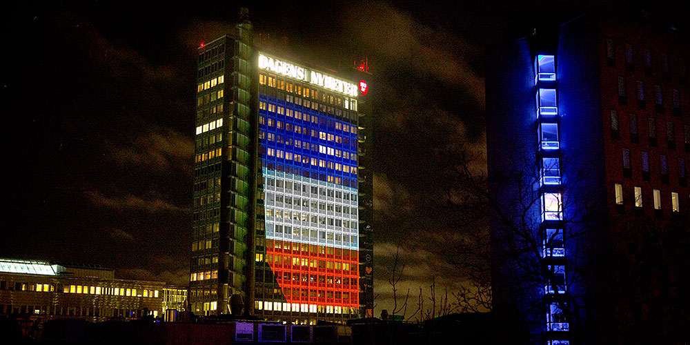 pwolodarski's tweet photo. Dagens Nyheter's building in Stockholm tonight. Solidarity with France. https://t.co/iFPibLuBU4